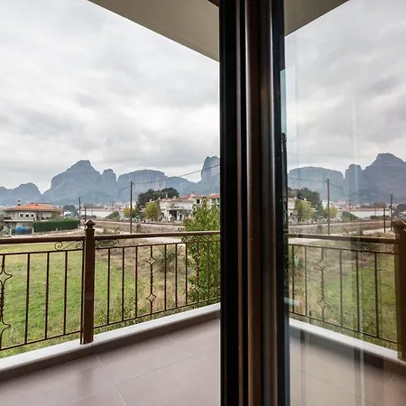 Beautiful Modern House With Meteora View
